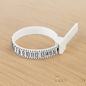   Strumento per misurare la misura dell’anello (Ring sizer) Questo è un misuratore di anelli regolabile in plastica, con cui è possibile misurare con precisione la circonferenza del dito per l’acquisto di un anello.