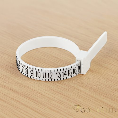 Strumento per misurare la misura dell’anello (Ring sizer) Questo è un misuratore di anelli regolabile in plastica, con cui è possibile misurare con precisione la circonferenza del dito per l’acquisto di un anello.